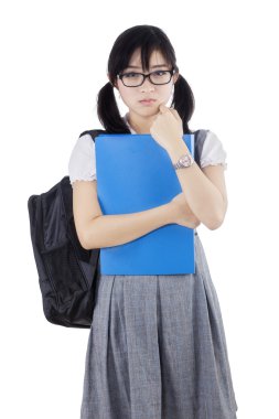 Üzgün öğrenci stüdyoda ayakta