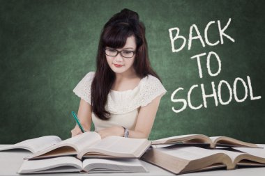 Back to School metinle okuyan kız öğrenci