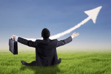 İşçi ve çayır üzerinde yukarı ok