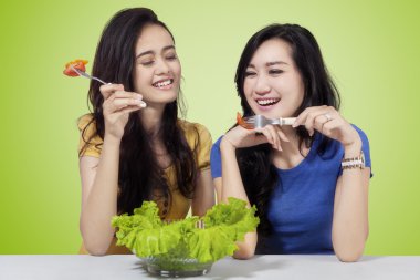 Genç kız salata yemek