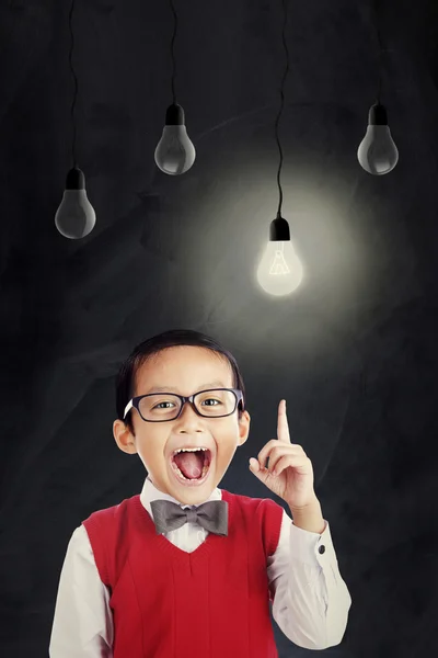明るい電球でアジア少年 — ストック写真