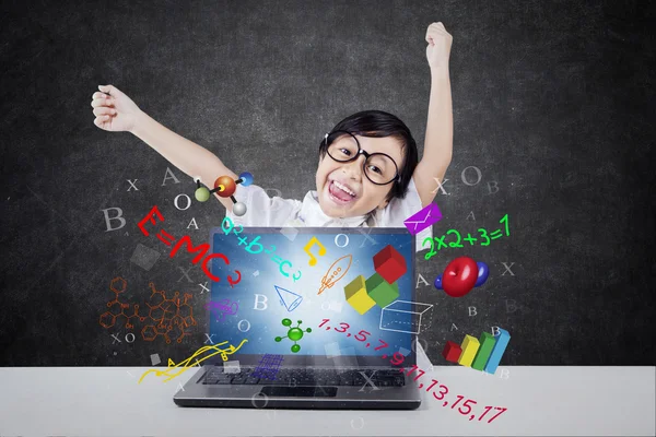 Attraktiva student med laptop och formel — Stockfoto