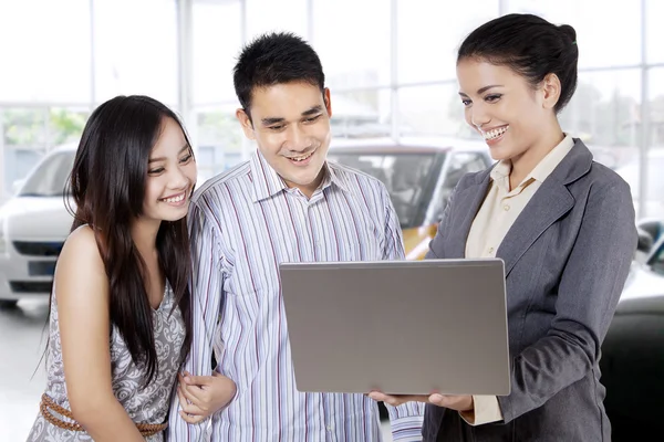 Vendedor de coches discutiendo con pareja — Foto de Stock