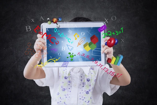 Criança mostra tablet com fórmula na classe — Fotografia de Stock