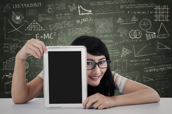 Estudante universitário mostrando um tablet em sala de aula — Fotografia de Stock