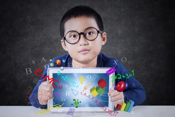 Ragazzo carino tiene compressa con formula — Foto Stock