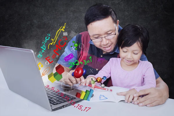 Padre ayudando a su hija a estudiar — Foto de Stock
