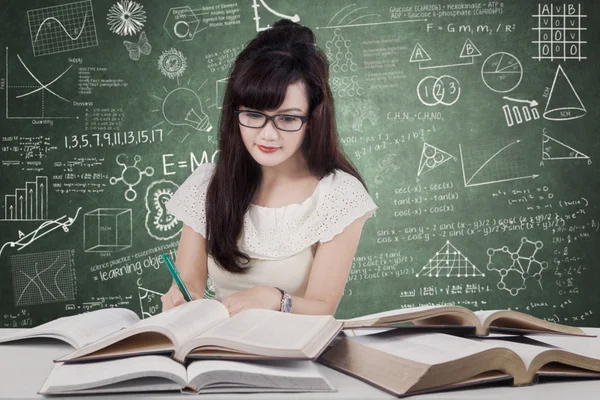 Estudiante de secundaria aprende en clase —  Fotos de Stock