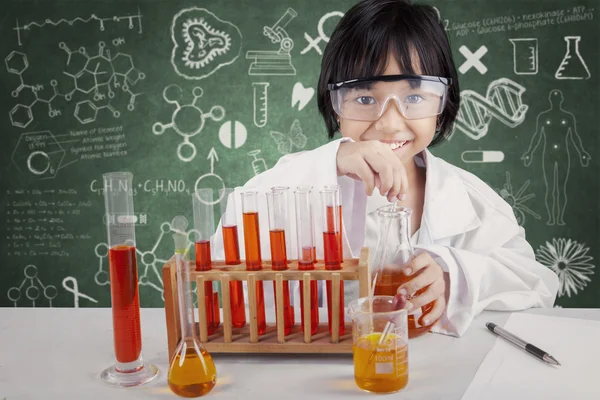 女孩做化学实验 — 图库照片