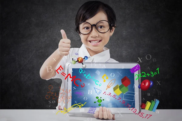 Ragazza mostra segno OK con tablet e formula — Foto Stock