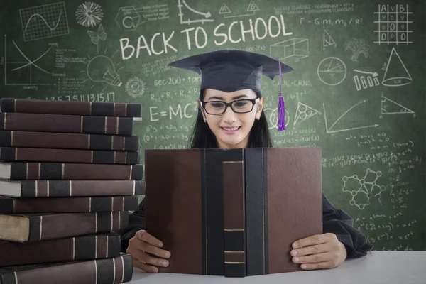 Graduate student reading textbooks — Stock Photo, Image