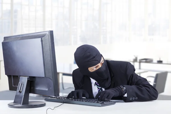 Hacker steals data in the office — Stock Photo, Image