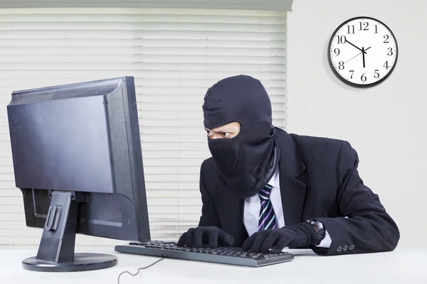 Hacker steals data on computer — Stock Photo, Image