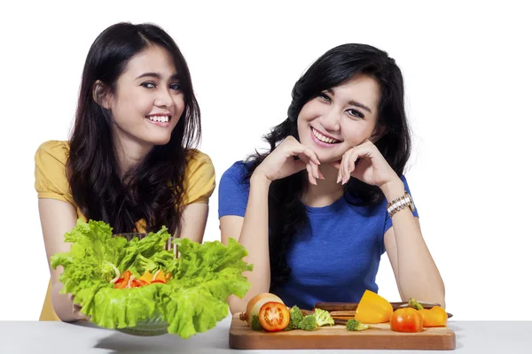 Happy woman showing healthy food — Stock Photo, Image