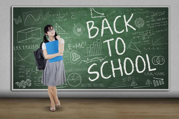 Estudante do ensino médio com texto Back to School — Fotografia de Stock