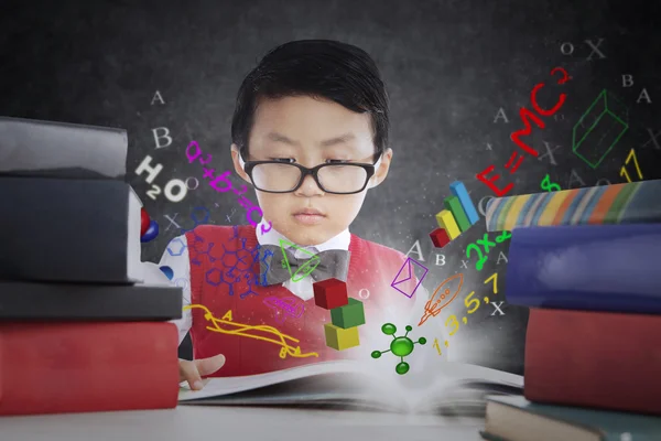 Menino aprende com livros e fórmulas — Fotografia de Stock