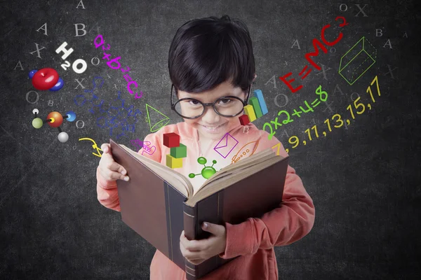 Menina segurando livro com fórmula — Fotografia de Stock