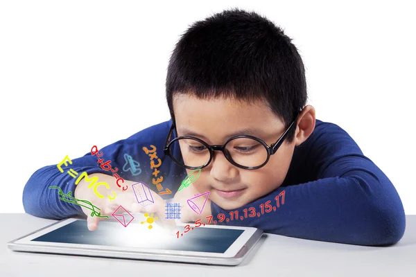 Male student studying with tablet on desk — Stock Photo, Image