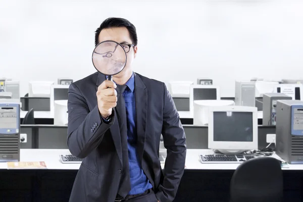 Male worker with magnifying glass — Stock Photo, Image