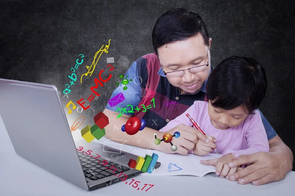 L'uomo aiuta sua figlia a studiare — Foto Stock