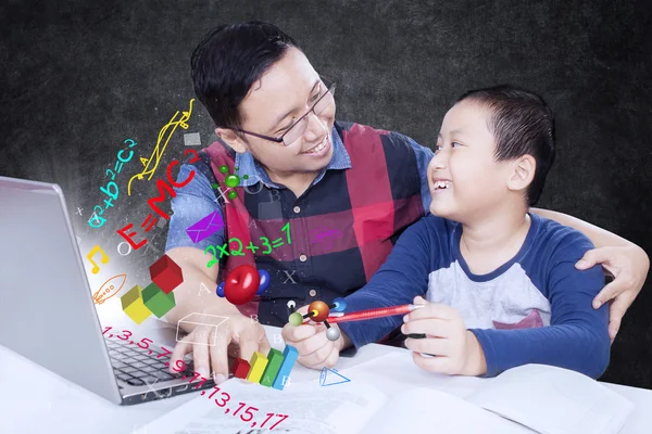 Homem fala com seu filho enquanto estuda — Fotografia de Stock