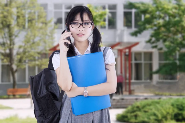 Pretty teenage student talking on the phone — Stock Photo, Image