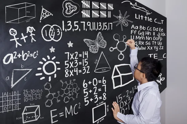 Schoolboy scriind formula matematică — Fotografie, imagine de stoc