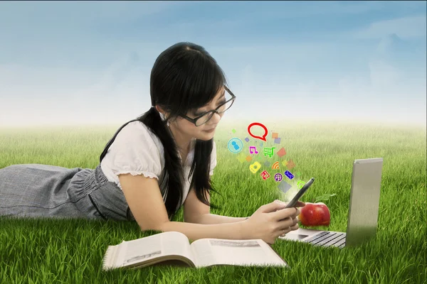 Schoolgirl uses social media on cellphone — Stock Photo, Image