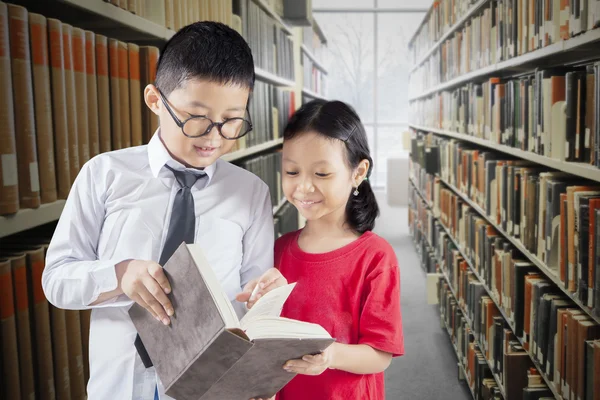 Diákok olvasni a könyvtári folyosón — Stock Fotó