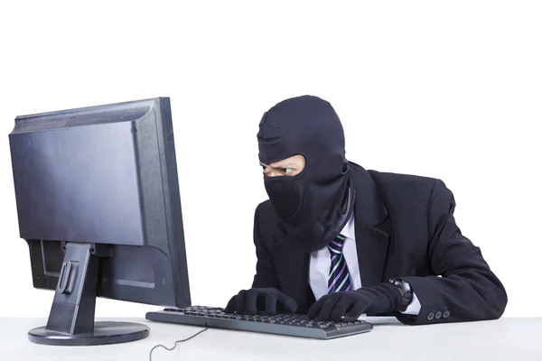 Злодій краде інформацію на комп'ютері — стокове фото