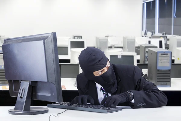 Thief steals data in the office — Stock Photo, Image