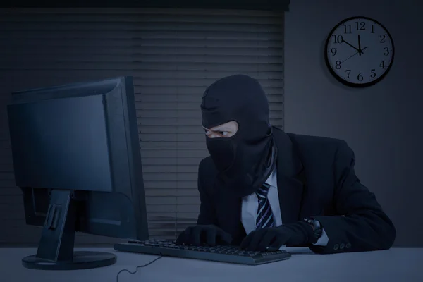 Ladrão rouba informações à noite — Fotografia de Stock