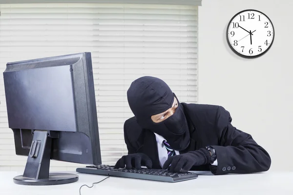 Thief steals information in the office — Stock Photo, Image