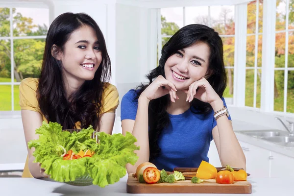 Dvě krásná žena ukazuje, zdravé potraviny — Stock fotografie