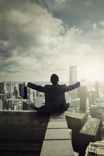 Worker sits on the rooftop — Stock Photo, Image