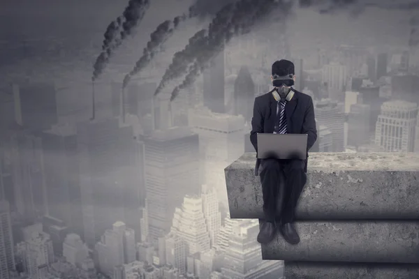 Arbeiter mit Laptop und Luftverschmutzung — Stockfoto