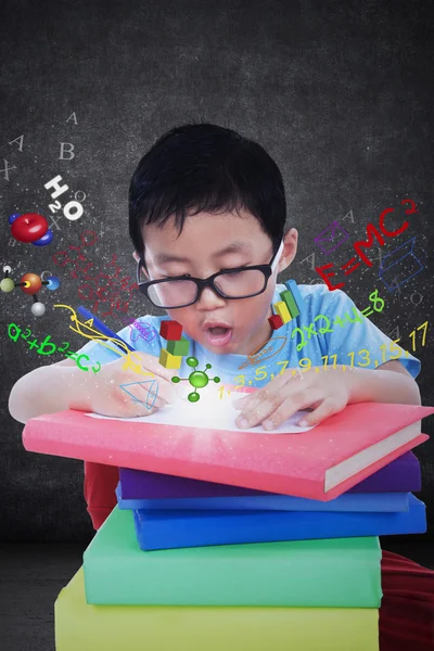 Ders kitapları ve formülü ile çocuk öğrenir Stok Fotoğraf