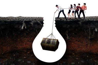 İş adamları bir hazine sandığı elde etmeye çalışmak