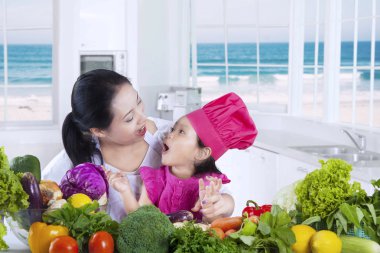 Küçük kız annesiyle birlikte yemek