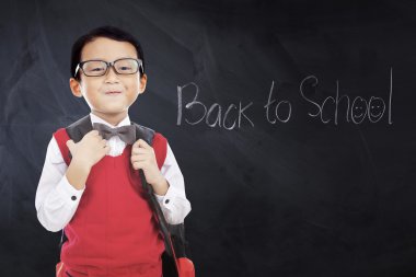 Back to School metinle erkek öğrenci