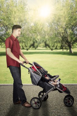 Perambulator parkta iterek adam