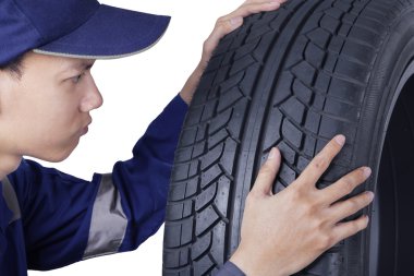 Yeni bir araba lastik kontrol mekanik