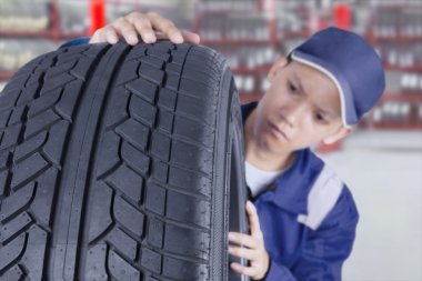 Lastik atölyesinde incelenmesi makinist