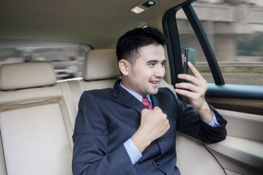 Araba cep telefonu ile başarılı adam