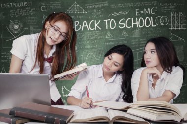 Okulda ve sınıfta okuyan üç öğrenci