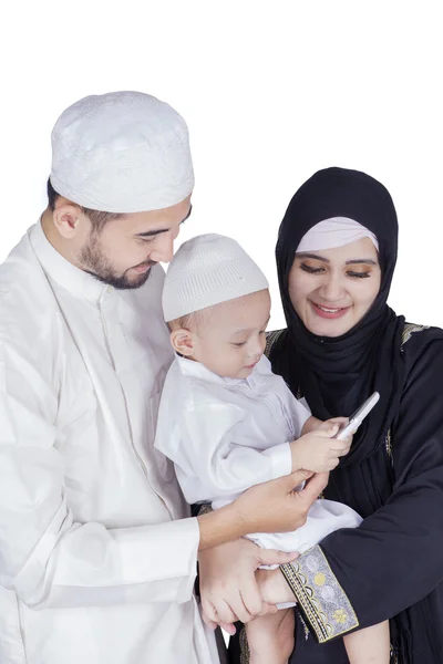 Arabische Familie hält Smartphone im Studio — Stockfoto