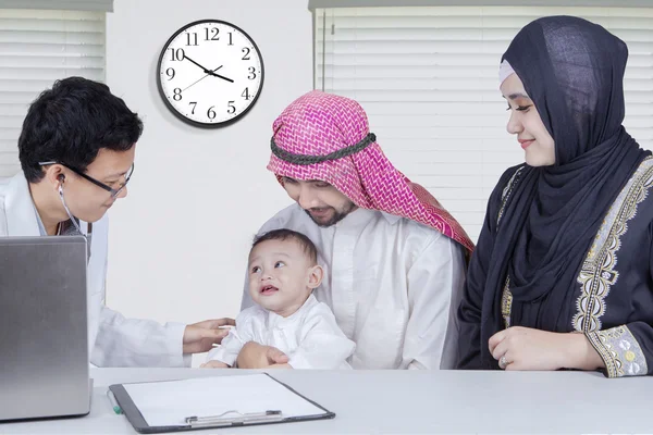 Niño árabe mirando al doctor — Foto de Stock