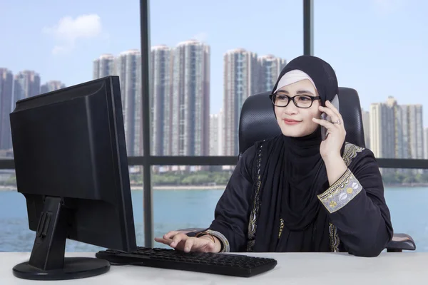 Arabische vrouw die werkt in de buurt van het venster — Stockfoto