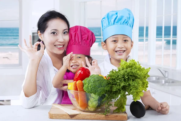 Família asiática preparando legumes frescos — Fotografia de Stock