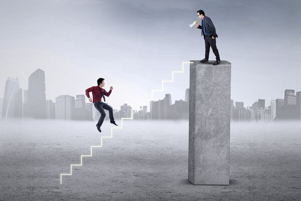 Бизнесмен звонит своему коллеге
